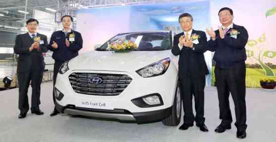 Hyundai rolls off first ix35 fuel cell vehicle image