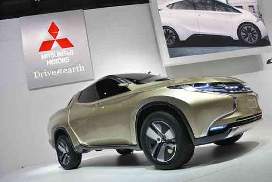 Geneva 2013: Mitsubishi GR-HEV concept hints at future L200 pickup image