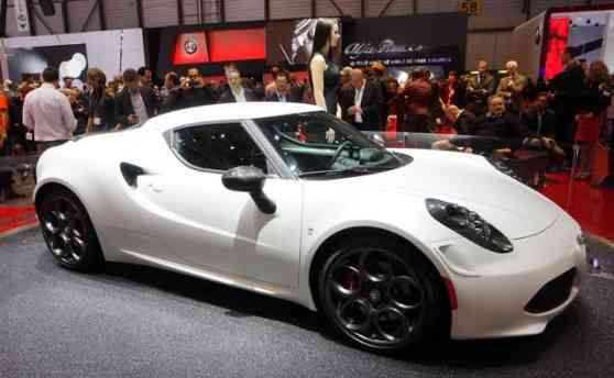 Geneva 2013: Alfa Romeo debuts 4C lightweight sports coupe image