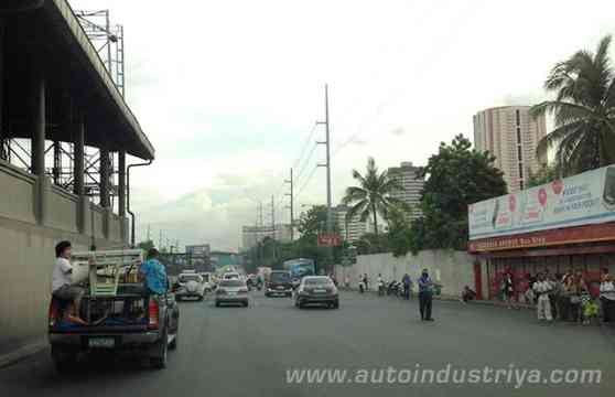 MMDA eyeing to ban your car twice a week to ease traffic image