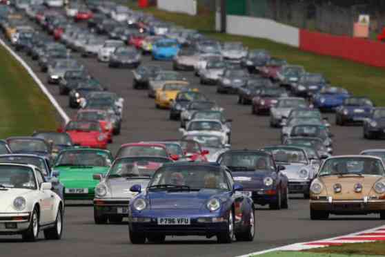 Porsche 911 parade at Silverstone Classic sets world record with 1208 cars image