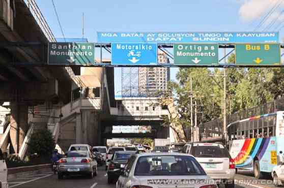MMDA clearing up Christmas lanes, suspends all road works starting December 15 image