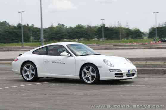 NHTSA concludes investigation on Porsche 911 coolant leaks image