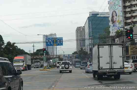 MMDA extends truck lane to Katipunan; implements signal lights image