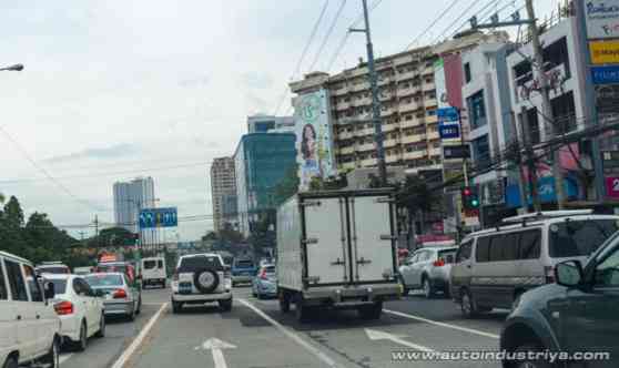 MMDA enforcers manually manage Katipunan traffic image