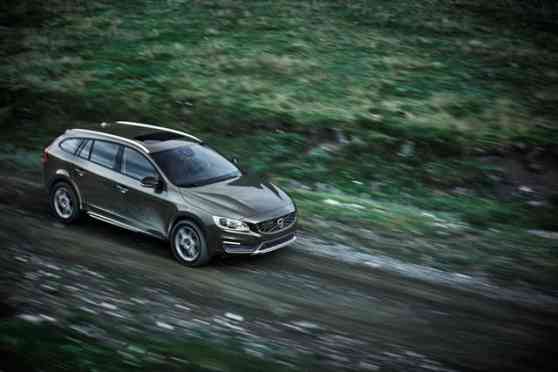 Los Angeles 2014 Preview:  Volvo reveals V60 Cross Country image