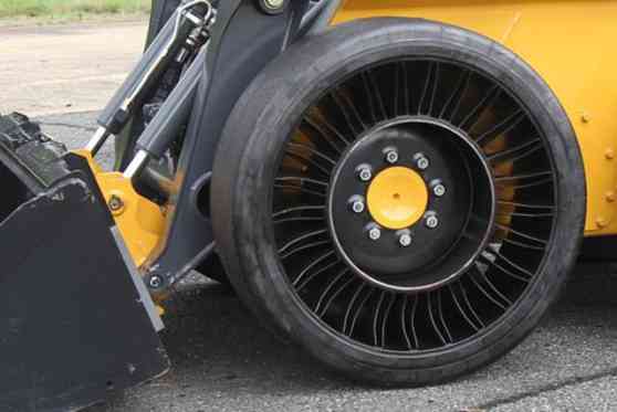 Michelin to put the Tweel into production image