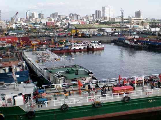 Port backlog forces MMDA to open Roxas Boulevard to trucks image