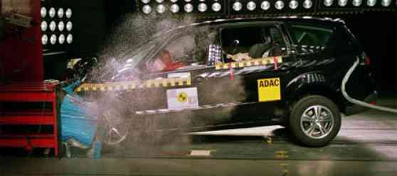 NCAP crash tests highlight investment in new car safety image