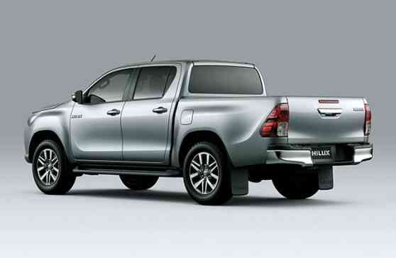 Sizing up the 2016 Toyota Hilux image