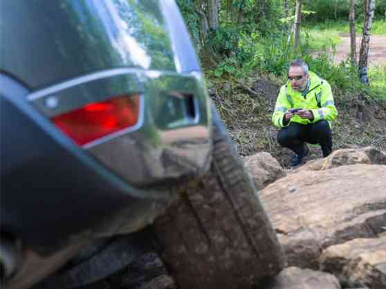 Remote-controlled Range Rover Sport being tested image