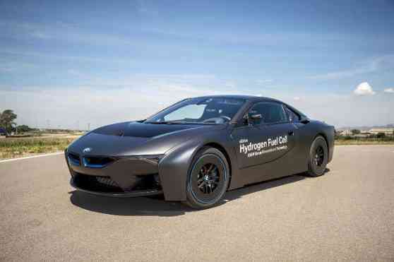 BMW tests hydrogen fuel cell tech in i8 image