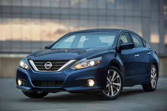 Nissan launches the updated 2016 Altima image