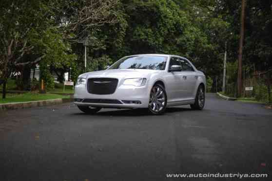 2015 Chrysler 300C image