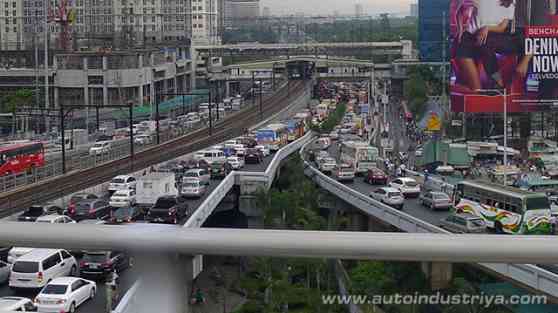 Government shifts to high gear to combat EDSA traffic image