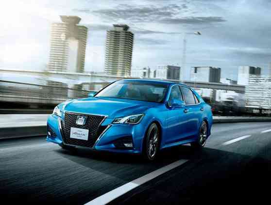Toyota updates the Crown for 2015 with cosmetic tweaks, turbocharged engine image