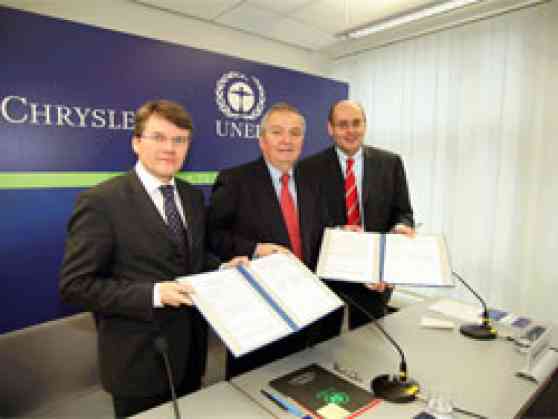 DaimlerChrysler and UNEP Agree on Further Collaboration for Sustainable Mobility image