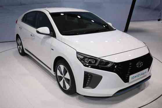 Geneva 2016: Hyundai goes electric with Ioniq hybrid image