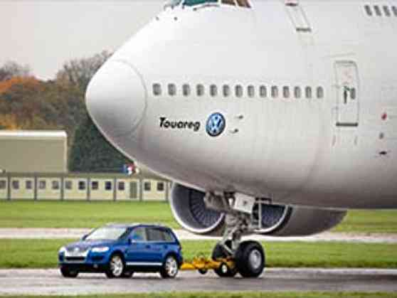 Volkswagen Touareg successfuly tows a Boeing 747 image