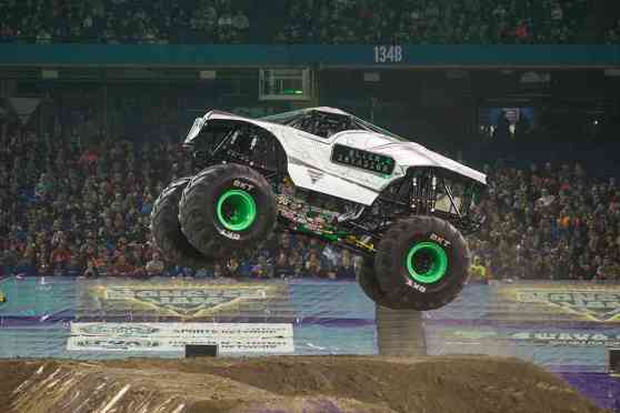Alien Invasion, Grave Digger, coming to 2016 Monster Jam Manila image
