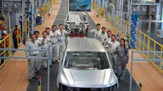 Volkswagen rolls out first LWB Tiguan test body image