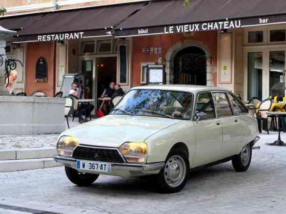 Paris allows classic cars to enter city image