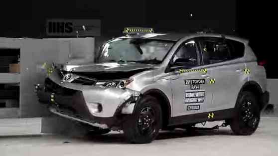 IIHS: Small overlap crashes may leave front passengers at risk image