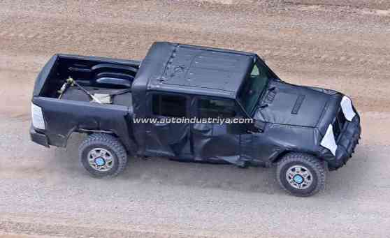 Spied: Jeep Wrangler-based pickup prototype caught testing image