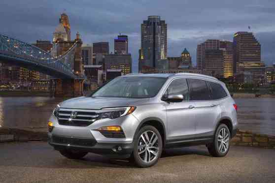 Refreshed 2017 Honda Pilot revealed with new in-car tech image