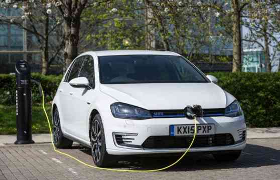 Report: Volkswagen mulls building new battery plant image