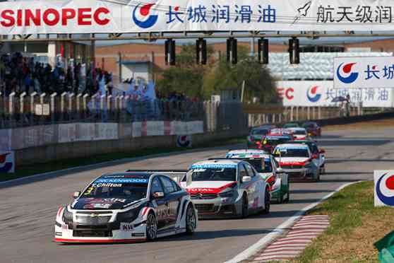 WTCC 2014: Tom Chilton and Rob Huff win Beijing Rounds 17 and 18 image