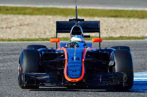 Fernando Alonso crashes McLaren-Honda in F1 pre-season testing image