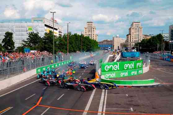 Buemi victorious in 2016 Berlin ePrix image