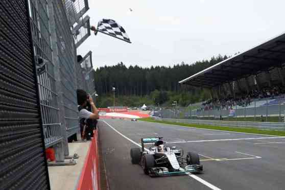 Lewis Hamilton clinches 2016 Austrian Grand Prix on final lap image