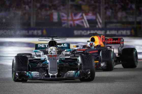 Hamilton avoids first turn chaos to win 2017 Singapore GP image