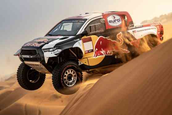 Toyota put a Land Cruiser V6 in this rally Hilux image