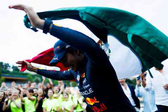 Sergio Perez stays with Red Bull until 2024 image