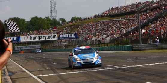 FIA WTCC: Chevrolet wins again before the Hungarian crowd image
