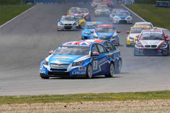 FIA WTCC: Huff and Muller share wins at Brno for Rounds 9 and 10 image