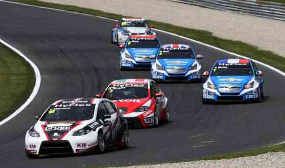 FIA WTCC: Team Chevrolet wins top three podium spots in race 11 image