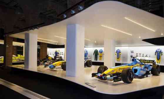 McLaren boss Martin Whitmarsh in Madrid with Fernando Alonso image