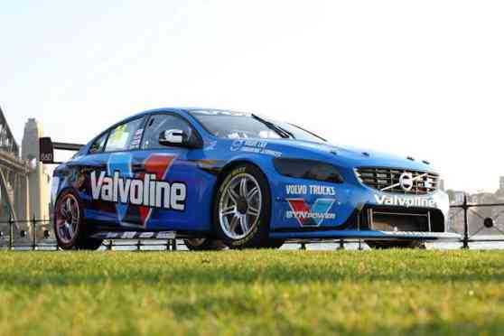 Volvo parades S60 V8 at the Sydney Harbour Bridge image
