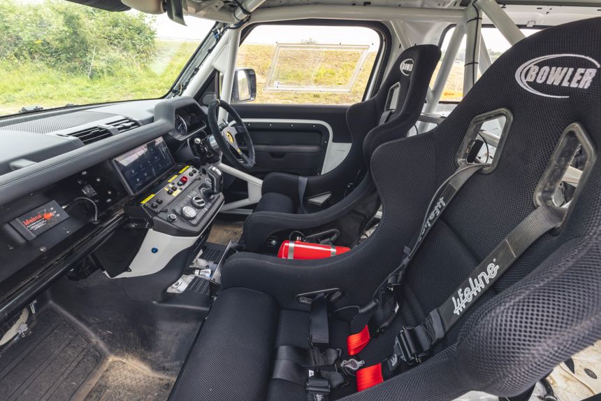Land Rover Defender makes for a great rally car image