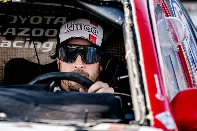 Fernando Alonso drove his Toyota Hilux in Dakar without a windshield image