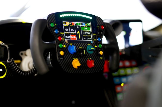 Ergonomic, intuitive racing steering wheels according to Porsche image