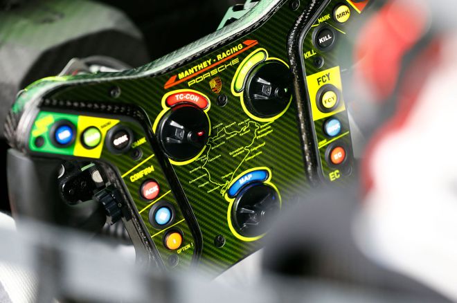 Ergonomic, intuitive racing steering wheels according to Porsche image