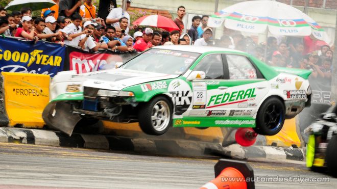 Daigo Saito claims victory in 2010 Formula Drift Asia final image