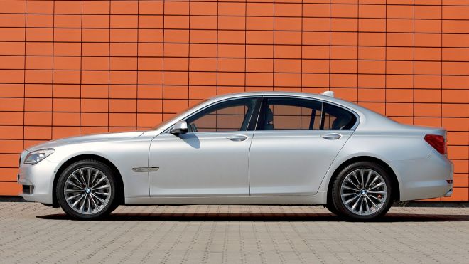 BMW debuts 5th generation 7 Series image