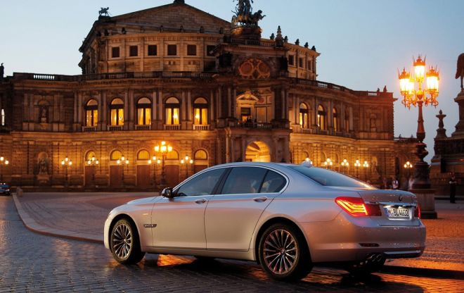 BMW debuts 5th generation 7 Series image