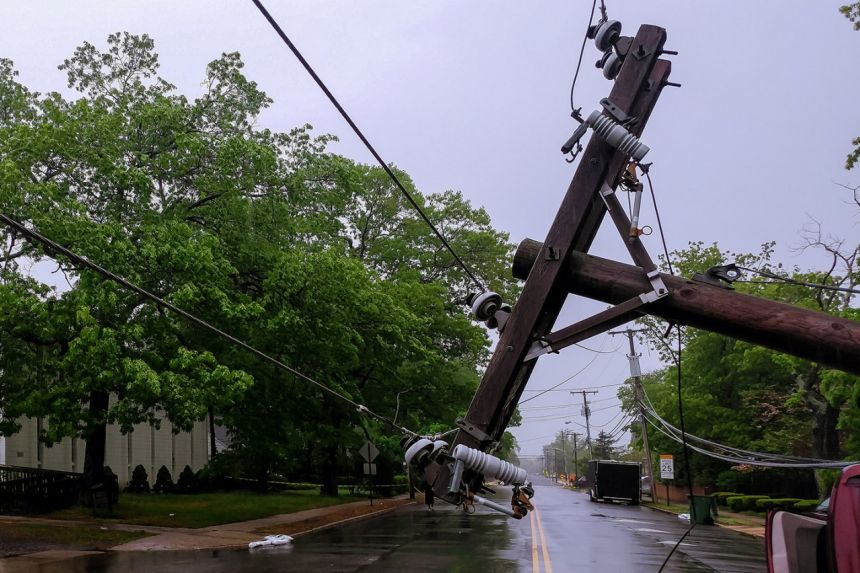 Driving through crosswinds image